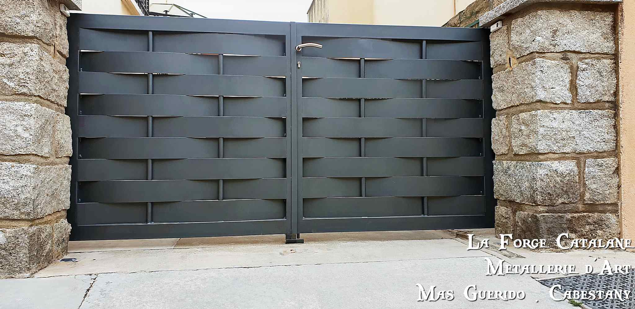 portail double vantaux remplissage lames tresser avec tubes forge catalane.jpg